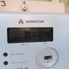 Cyfrowy licznik prądowy na kartę marki APATOR. Wyświetla numer 90103544.
