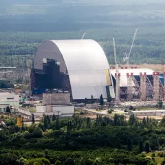 Nowy sarkofag nad Czarnobylską Elektrownią Atomową. Pytanie, czy reaktor w Czarnobylu jest aktywny, pozostaje w sferze historii, ale budowa zabezpieczeń trwa.
