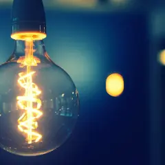 Żarówka Edisona świeci ciepłym światłem. Sprawdź nasz cennik taryfy G11, by dowiedzieć się, ile zapłacisz za energię.