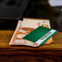 Karta doładowująca licznik prądu leży na banknotach euro.