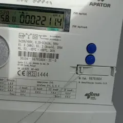Cyfrowy licznik energii elektrycznej APATOR z widocznymi kody licznika energii elektrycznej i numerem fabrycznym 98791604.