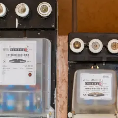 Dwa liczniki prądu, jeden przezroczysty, drugi szary, z widocznymi cyframi zużycia. Zastanawiasz się, ile kosztuje założenie licznika prądu?