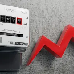 Licznik energii elektrycznej i czerwona strzałka w górę symbolizują wzrost cen, np. w taryfie G12. Cennik może być niepokojący.