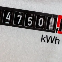 Licznik energii pokazuje 14750 kWh. To dane do rozliczenia taryfy nocnej prąd, która jest tańsza.