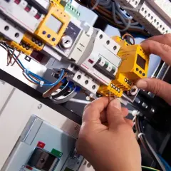 Ile zarabia inżynier elektryk? Odkryj prawdziwe zarobki w Polsce