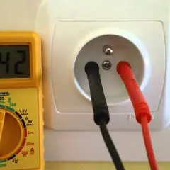 Jak sprawdzić uziemienie miernikiem i uniknąć niebezpieczeństw elektrycznych