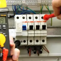 Jak sprawdzić czy uziemienie działa i uniknąć niebezpieczeństw elektrycznych