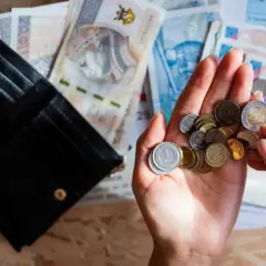 Dłonie liczą monety i banknoty, zastanawiając się nad cenami prądu w taryfie G11.