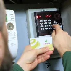 Osoba wprowadza kod na liczniku na kartę. Karta z logo Energa jest gotowa do użycia.
