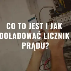 Instrukcja, jak doladowac licznik prądu, z mężczyzną w kasku i panelem elektrycznym.