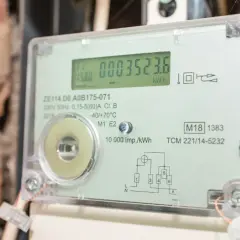 Licznik energii elektrycznej pokazuje 3523.6 kWh. Zastanawiasz się, ile kosztuje prąd? Sprawdź odczyt licznika!