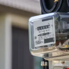 Licznik energii elektrycznej, pokazujący zużycie prądu na kartę. Widać cyfry 00894.