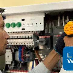 Ile zarabia elektryk za granicą? Zaskakujące różnice w wynagrodzeniach