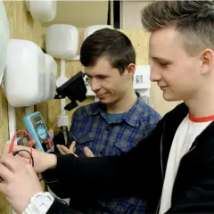 Co robi elektryk na praktykach? Zobacz, czego się nauczysz i doświadczysz