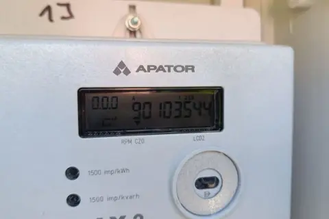 Cyfrowy licznik prądowy na kartę marki APATOR. Wyświetla numer 90103544.