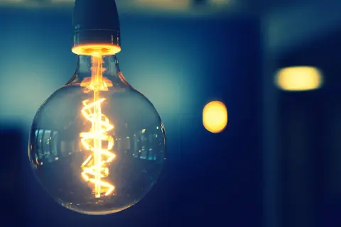Żarówka Edisona świeci ciepłym światłem. Sprawdź nasz cennik taryfy G11, by dowiedzieć się, ile zapłacisz za energię.