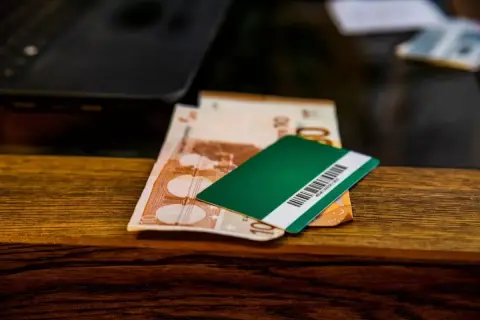 Karta doładowująca licznik prądu leży na banknotach euro.