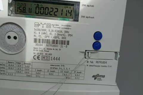 Cyfrowy licznik energii elektrycznej APATOR z widocznymi kody licznika energii elektrycznej i numerem fabrycznym 98791604.