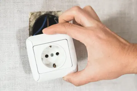 Czym różni się uziemienie od zerowania – kluczowe różnice w elektryce