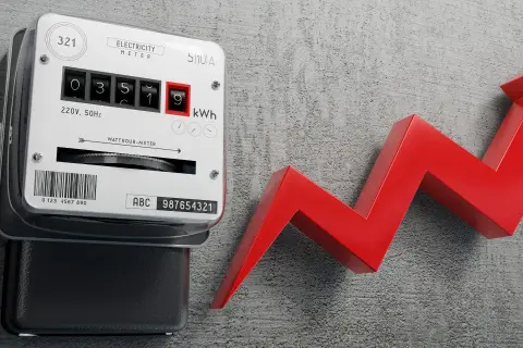 Licznik energii elektrycznej i czerwona strzałka w górę symbolizują wzrost cen, np. w taryfie G12. Cennik może być niepokojący.
