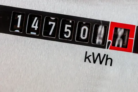 Licznik energii pokazuje 14750 kWh. To dane do rozliczenia taryfy nocnej prąd, która jest tańsza.