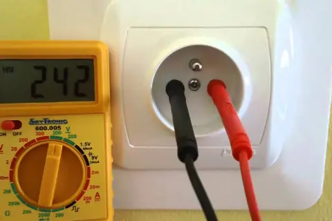 Jak sprawdzić uziemienie miernikiem i uniknąć niebezpieczeństw elektrycznych