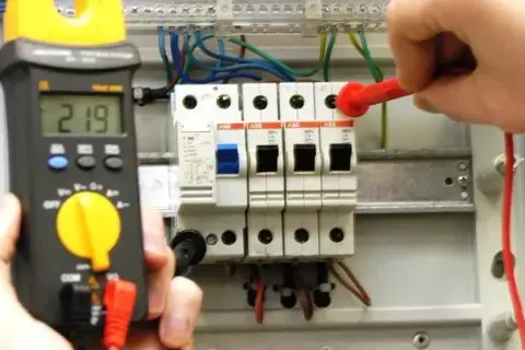 Jak sprawdzić czy uziemienie działa i uniknąć niebezpieczeństw elektrycznych