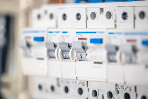Szereg bezpieczników w skrzynce elektrycznej. Dowiedz się, jak włączyć korki w domu, przesuwając dźwignię do pozycji "ON".