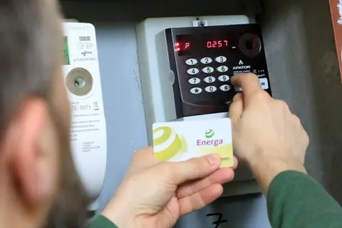 Osoba wprowadza kod na liczniku na kartę. Karta z logo Energa jest gotowa do użycia.