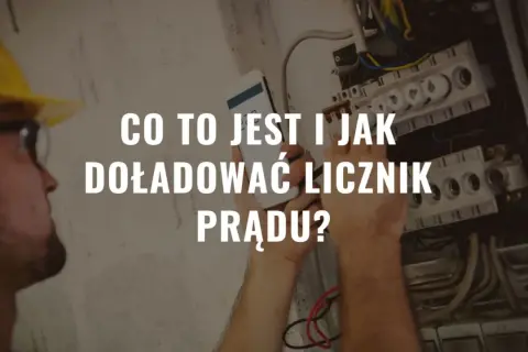Instrukcja, jak doladowac licznik prądu, z mężczyzną w kasku i panelem elektrycznym.