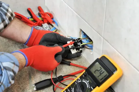 Ile kosztuje elektryka w domu 100m2? Poznaj ukryte wydatki i oszczędności