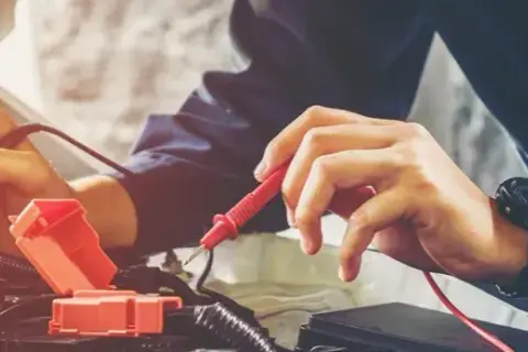 Ile zarabia elektryk samochodowy? Zaskakujące fakty o wynagrodzeniach