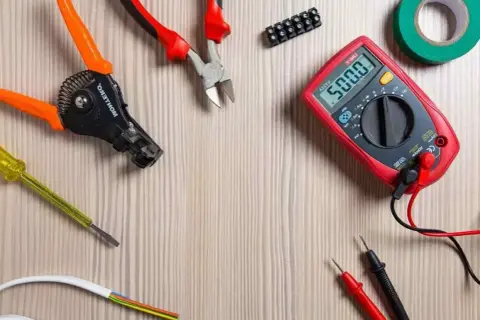 Ile zarabia pomocnik elektryka w Niemczech? Zaskakujące fakty o wynagrodzeniu