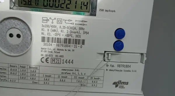 Cyfrowy licznik energii elektrycznej APATOR z widocznymi kody licznika energii elektrycznej i numerem fabrycznym 98791604.