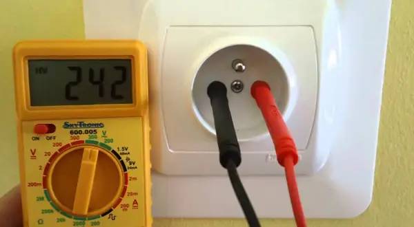 Jak sprawdzić uziemienie miernikiem i uniknąć niebezpieczeństw elektrycznych
