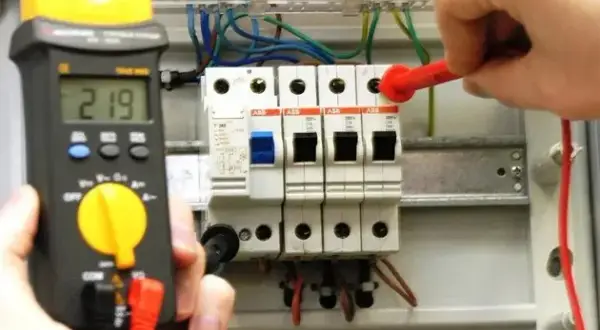 Jak sprawdzić czy uziemienie działa i uniknąć niebezpieczeństw elektrycznych