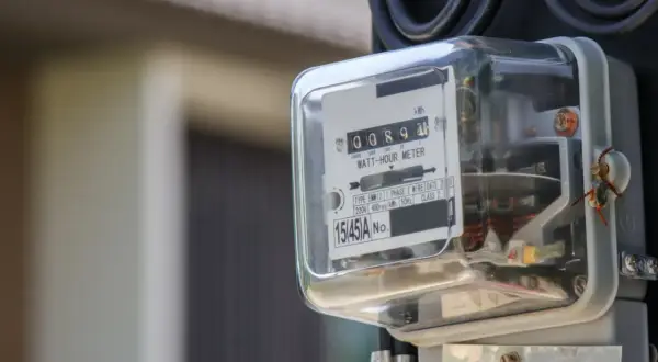 Licznik energii elektrycznej, pokazujący zużycie prądu na kartę. Widać cyfry 00894.