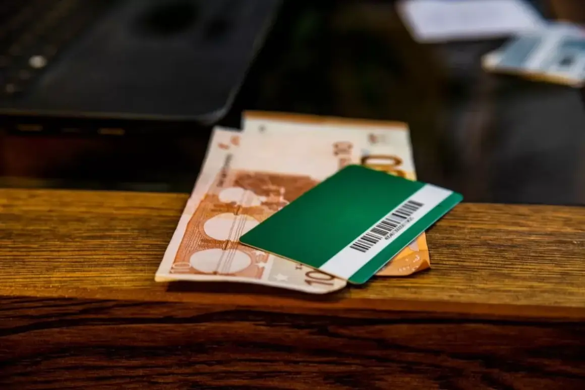 Karta doładowująca licznik prądu leży na banknotach euro.
