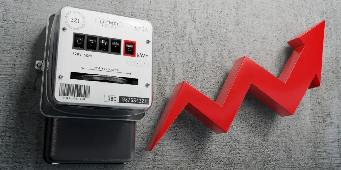 Licznik energii elektrycznej i czerwona strzałka w górę symbolizują wzrost cen, np. w taryfie G12. Cennik może być niepokojący.