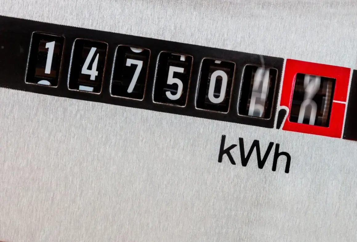 Licznik energii pokazuje 14750 kWh. To dane do rozliczenia taryfy nocnej prąd, która jest tańsza.