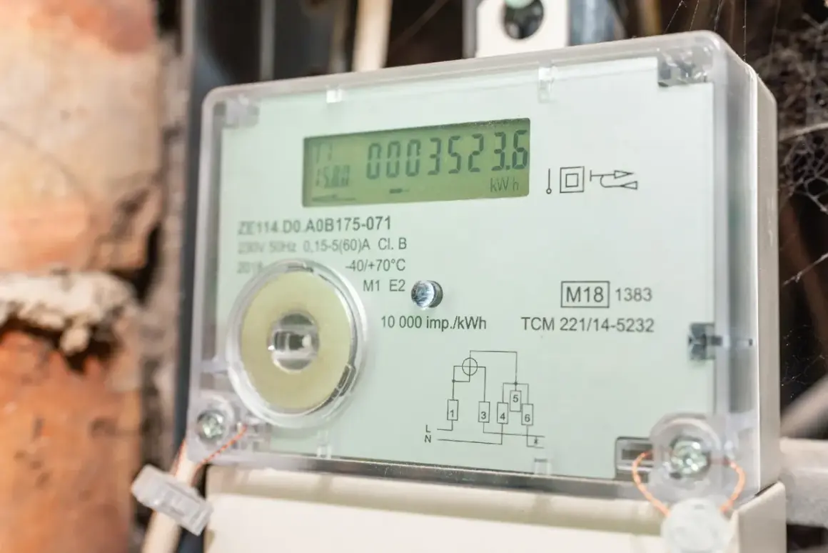 Licznik energii elektrycznej pokazuje 3523.6 kWh. Zastanawiasz się, ile kosztuje prąd? Sprawdź odczyt licznika!