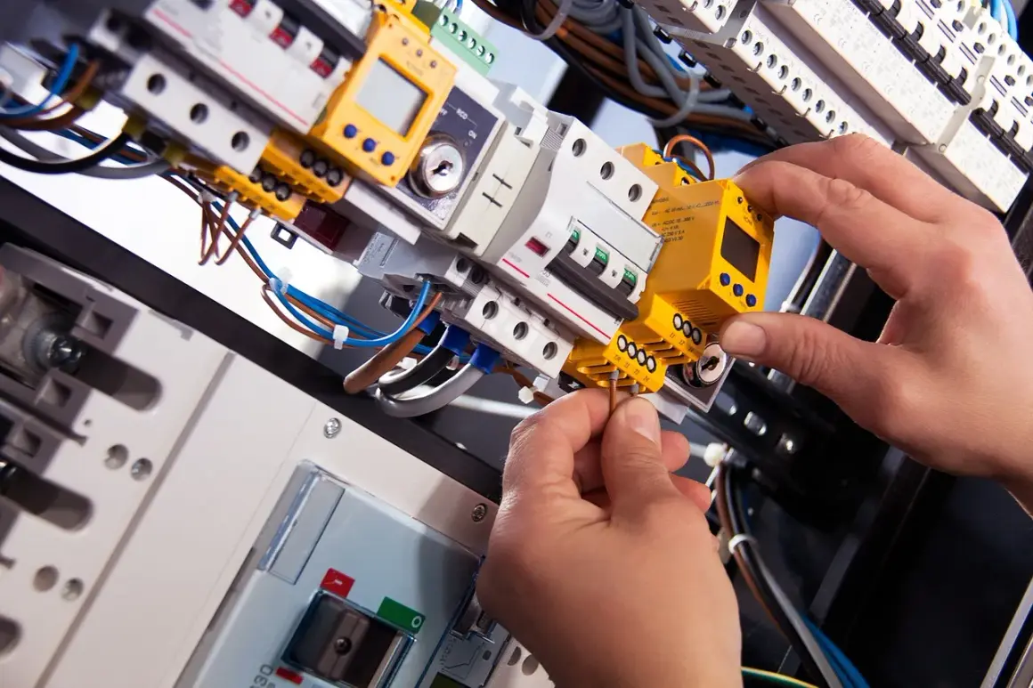 Ile trwa kurs na elektryka? Poznaj różnice w czasie szkoleń