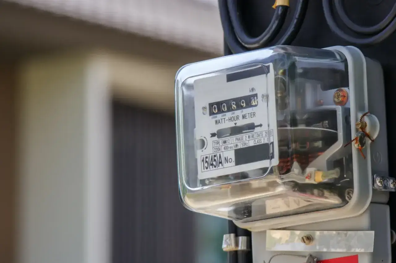 Licznik energii elektrycznej, pokazujący zużycie prądu na kartę. Widać cyfry 00894.