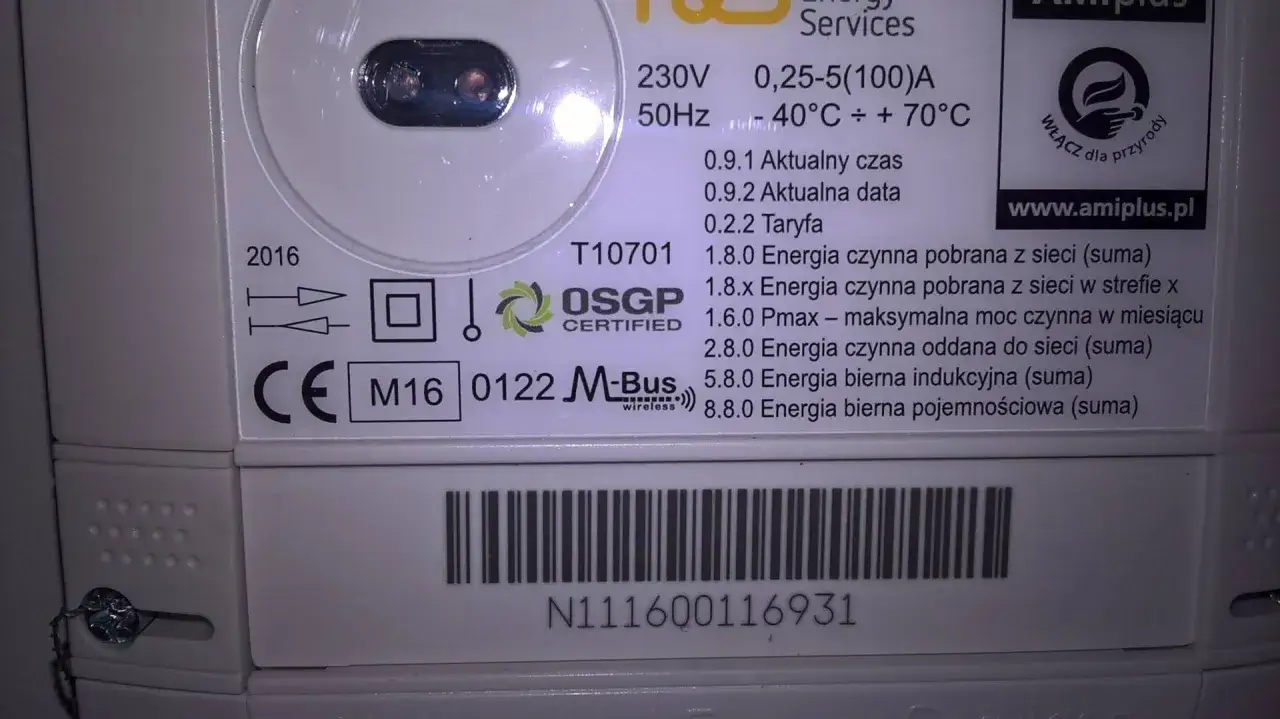 Numer licznika elektrycznego N111600116931. Urządzenie z 2016 roku, z certyfikatem OSGP, pokazuje dane o zużyciu energii.