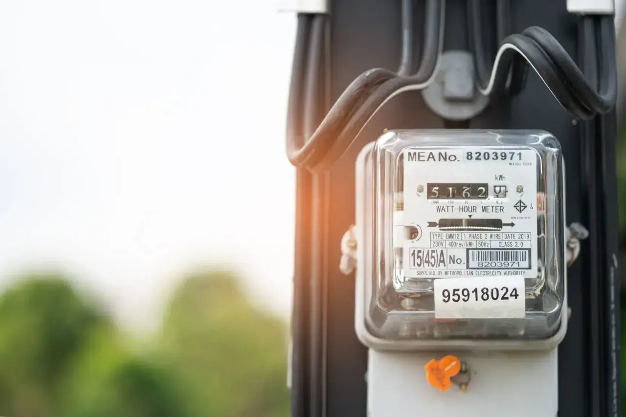 Stan licznika prądu: 5162 kWh. Widoczny numer seryjny 8203971.