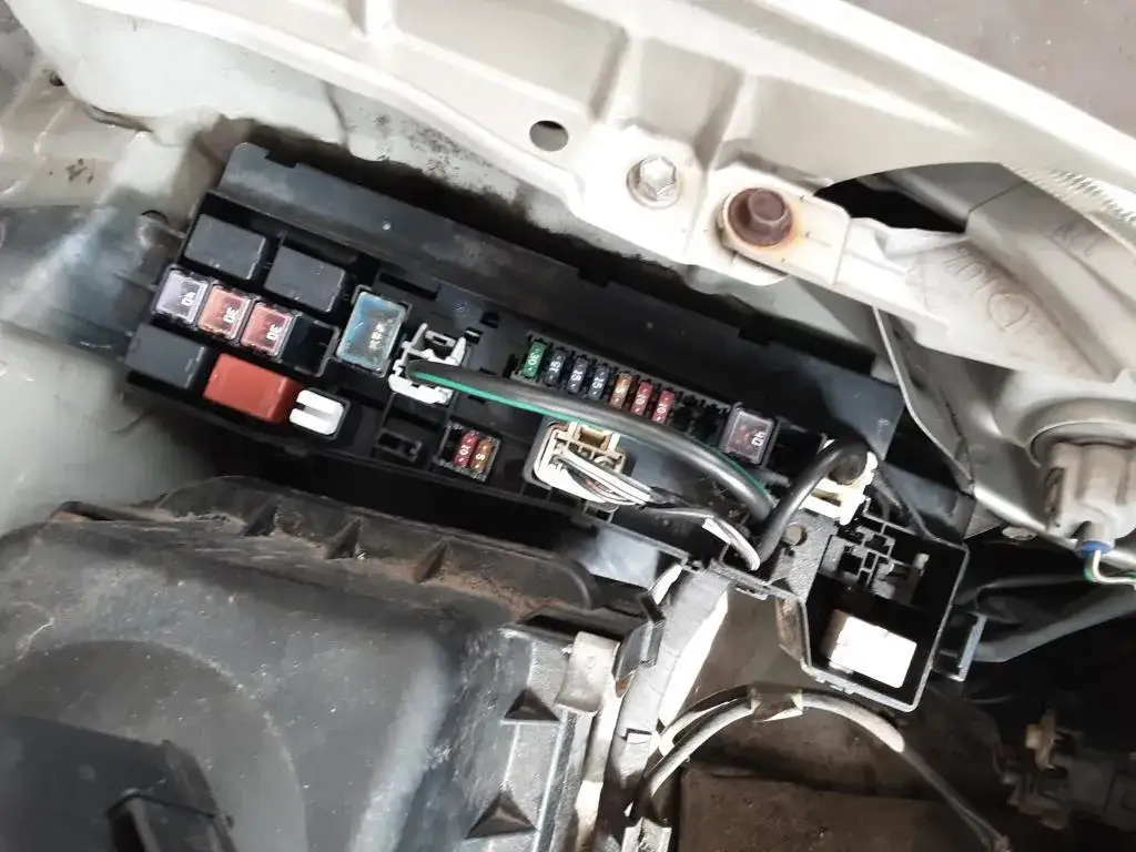 Zdjęcie Gdzie są bezpieczniki Toyota Corolla E12? Znajdź je łatwo i szybko