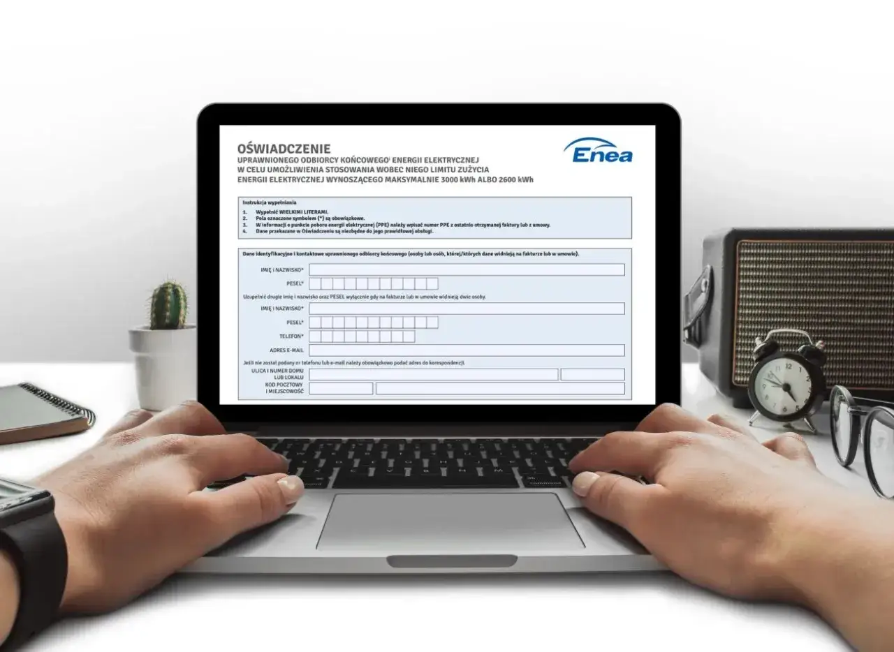 Formularz oświadczenia o zamrożenie cen prądu. Wniosek online do wypełnienia na laptopie.