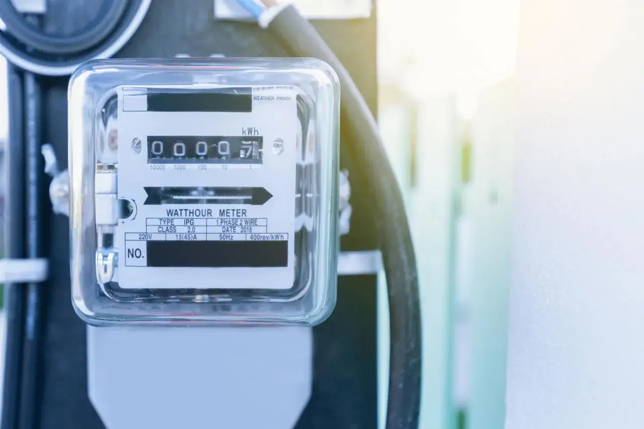 Licznik energii elektrycznej, pokazujący zużycie prądu na kartę. Cyfry na liczniku wskazują 0000.57 kWh.