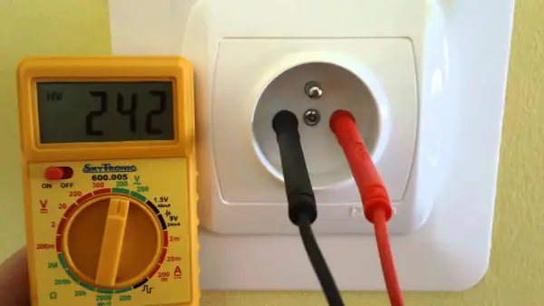 Jak sprawdzić uziemienie miernikiem i uniknąć niebezpieczeństw elektrycznych